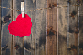 rotes Papierherz an Wäscheleine