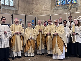 Bischöfe und Ministranten im Erfurter Dom