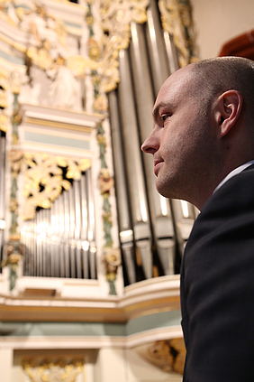 Mann vor Orgel