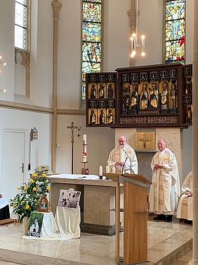 Altarraum eoner Kirche, ein Bischof und ein Priester am Altar