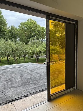 große Glastür offen mit Blick auf Terrasse