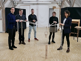 Fünf Personen in einem Halbkreis