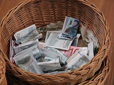 Singend den Armen helfen