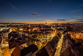 Blick über Häuser in Erfurt bei Licht und Abenddämmerung